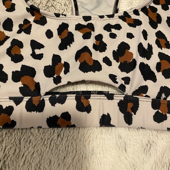 Sports bra with cut out - Picture 2 of 4